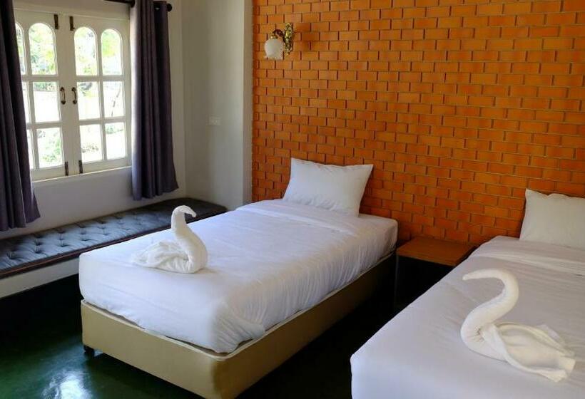 带花园景观和一个卧室的别墅, Wangpla Villa Resort