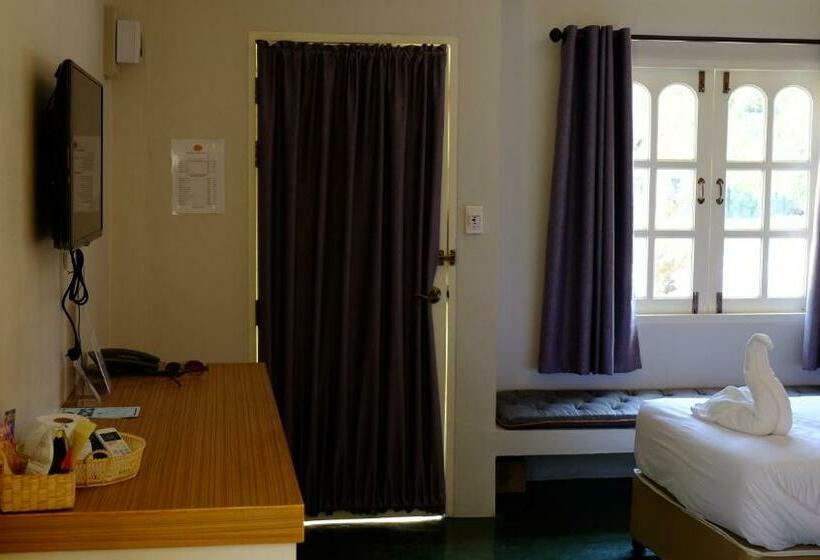 带花园景观和一个卧室的别墅, Wangpla Villa Resort