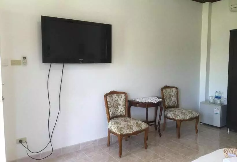 سوییت با چشم‌انداز باغ, White Elephant Resort