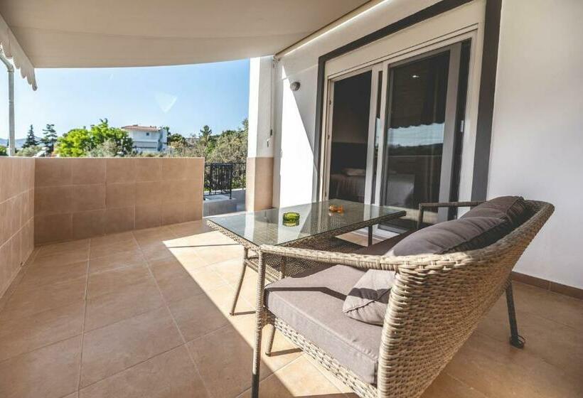 테라스 주니어 스위트, Dimitra Sun