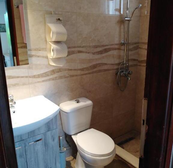 패밀리 룸, Dimitra Sun