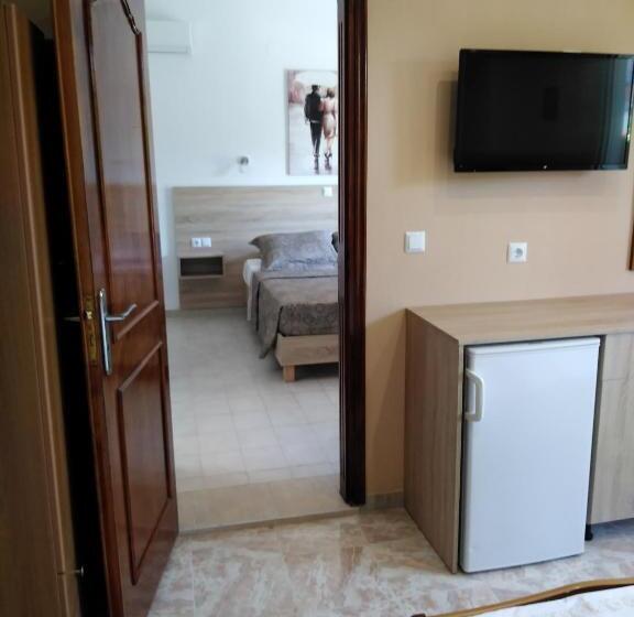 패밀리 룸, Dimitra Sun