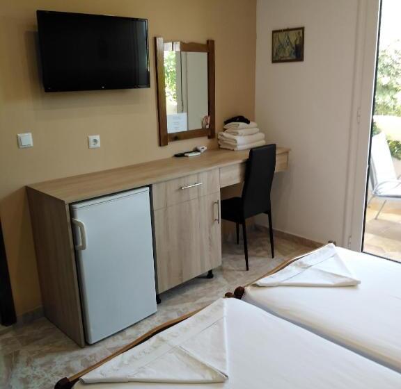 패밀리 룸, Dimitra Sun