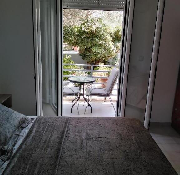 패밀리 룸, Dimitra Sun