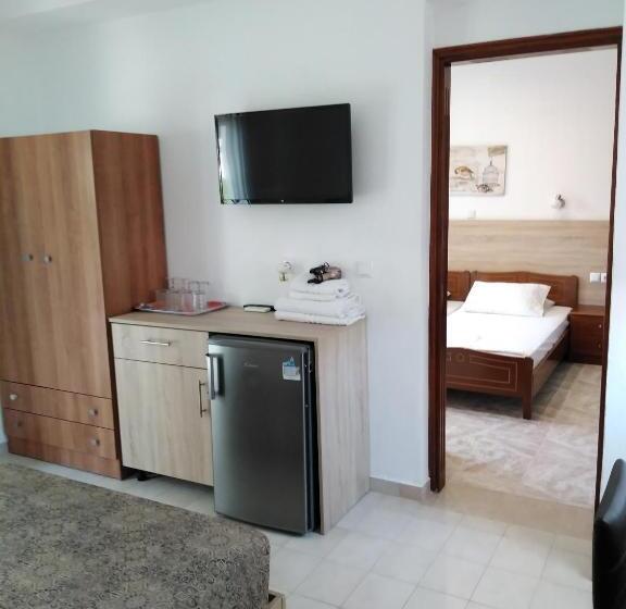 패밀리 룸, Dimitra Sun