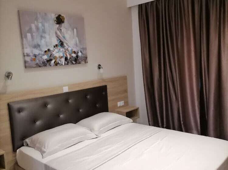 패밀리 룸, Dimitra Sun