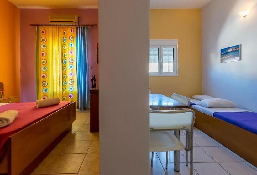 استودیو خانوادگی, Elefteria