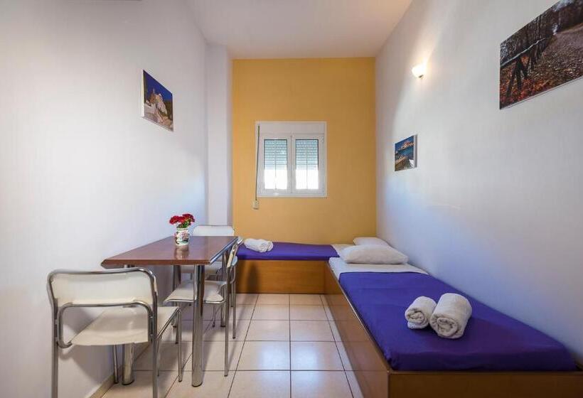 استودیو خانوادگی, Elefteria