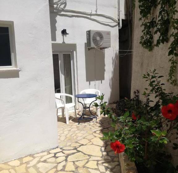 استودیو استاندارد با چشمانداز باغ, Elefteria