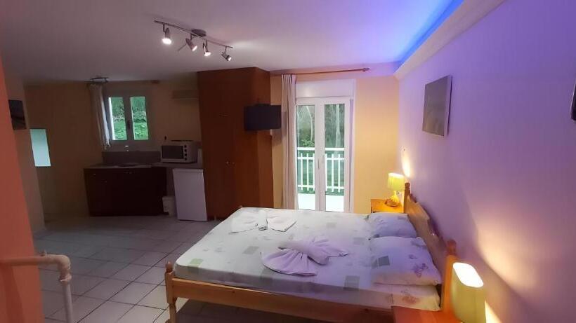 استودیوی لوکس, Elefteria