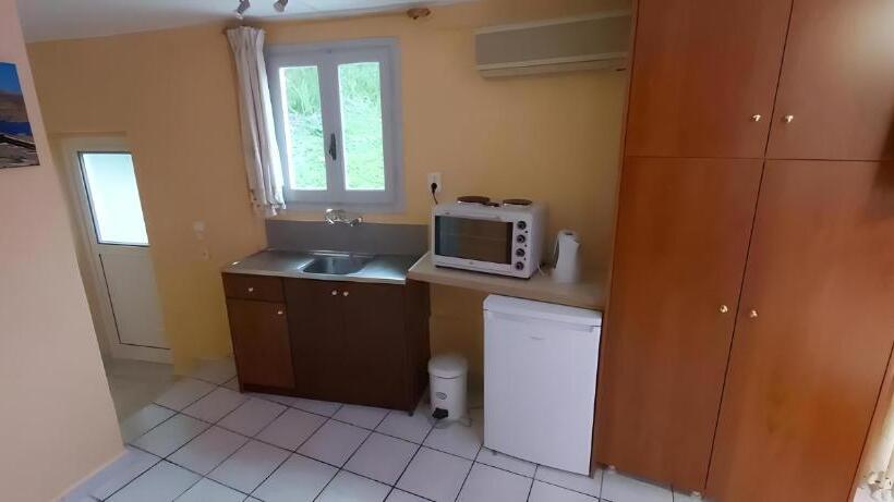 استودیوی لوکس, Elefteria