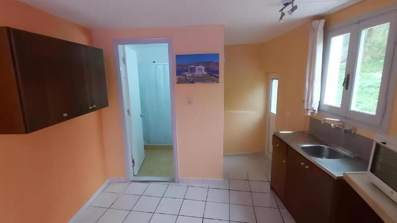 استودیوی لوکس, Elefteria