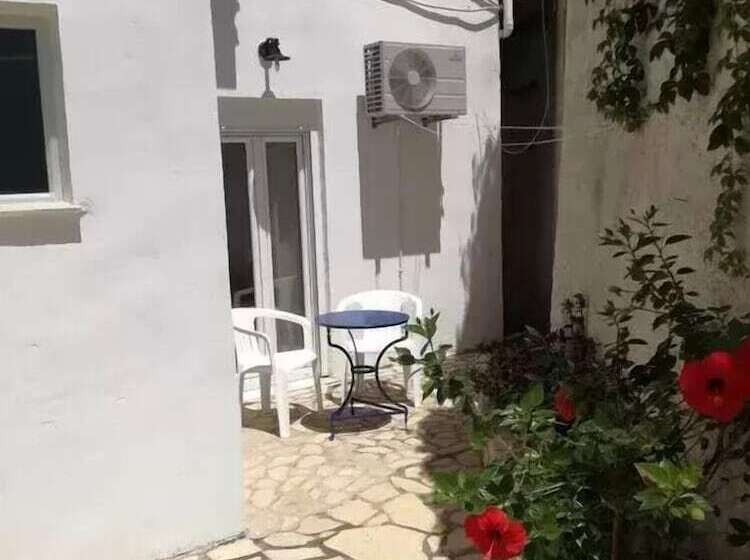 استودیو استاندارد با چشمانداز باغ, Elefteria