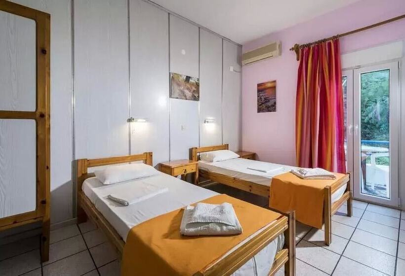 استودیوی لوکس, Elefteria