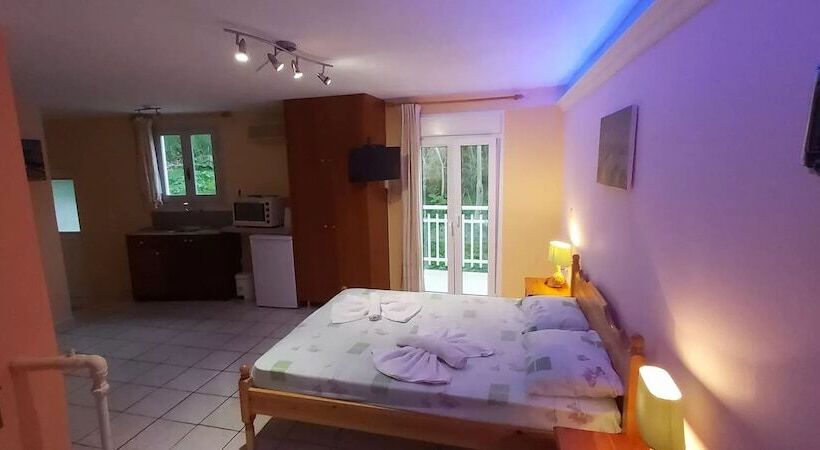 استودیوی لوکس, Elefteria