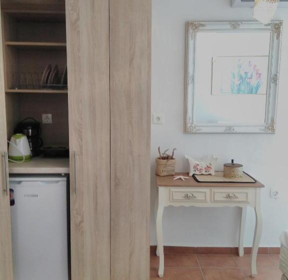 חדר משפחתי, Ionio Gastronomy Suites