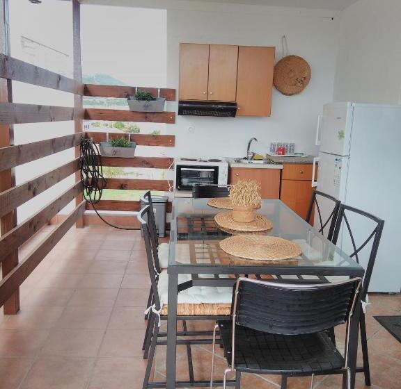 חדר משפחתי, Ionio Gastronomy Suites