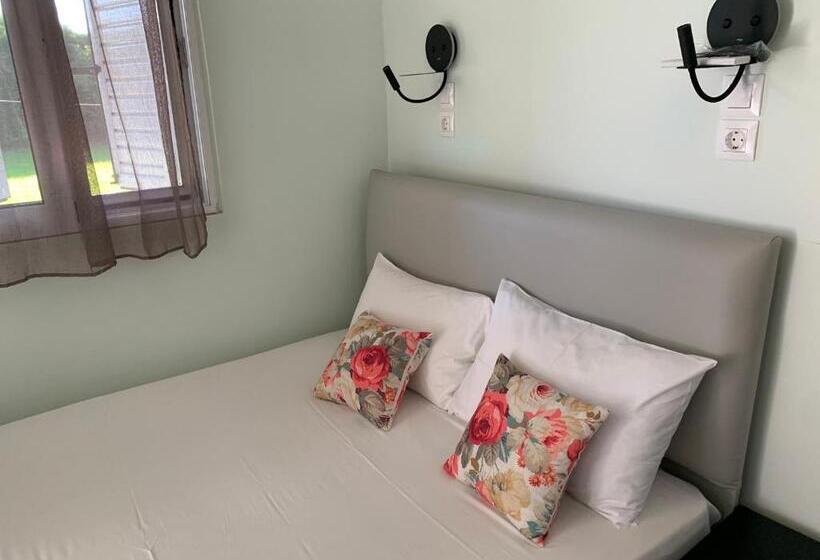 استودیوی استاندارد, Villa Pap