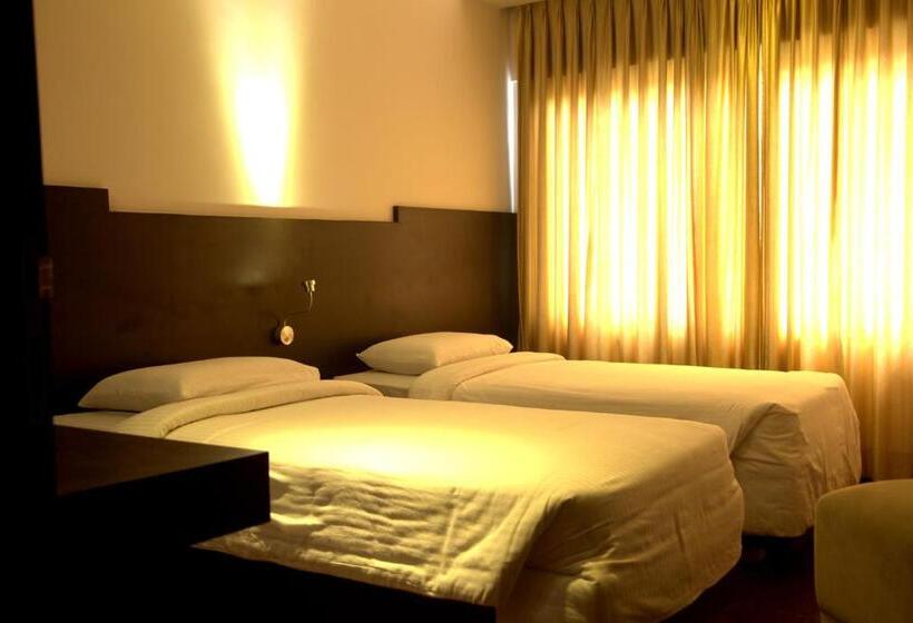 חדר אקזקיוטיב, Gokulam Park