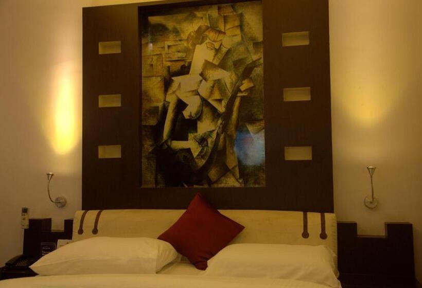 חדר אקזקיוטיב, Gokulam Park