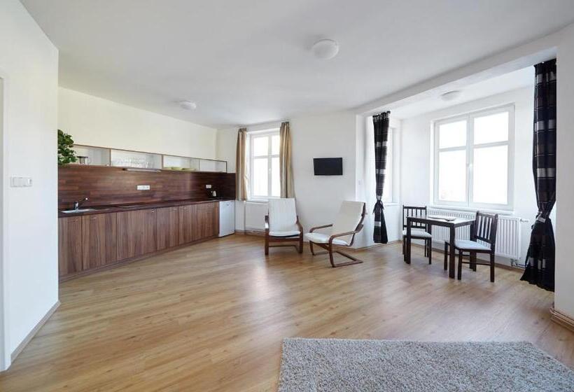 Студия Стандарт, Hostel Foster