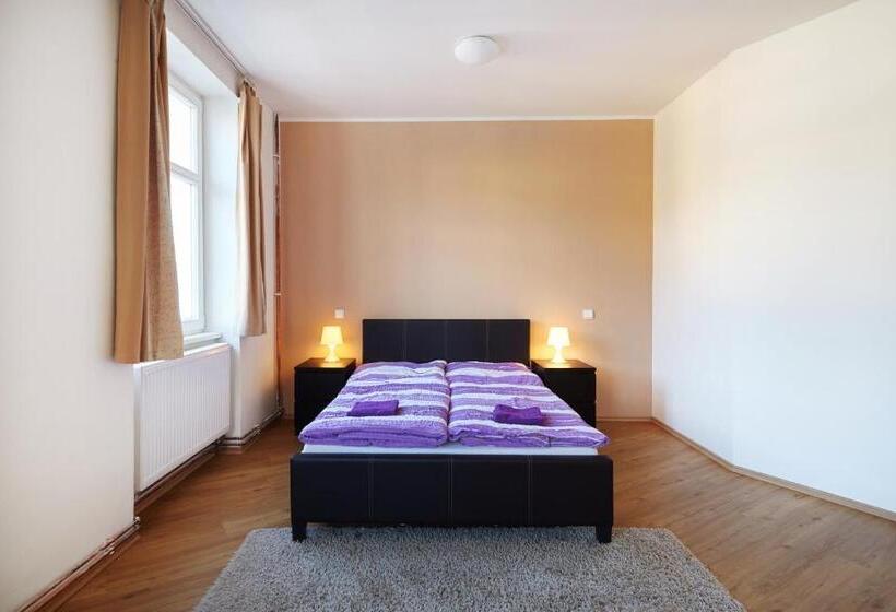 스탠다드 스튜디오, Hostel Foster