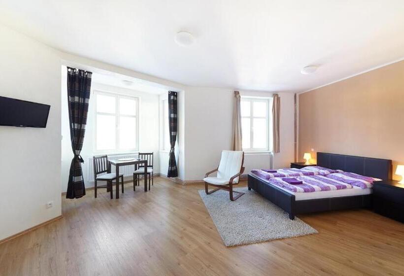 스탠다드 스튜디오, Hostel Foster