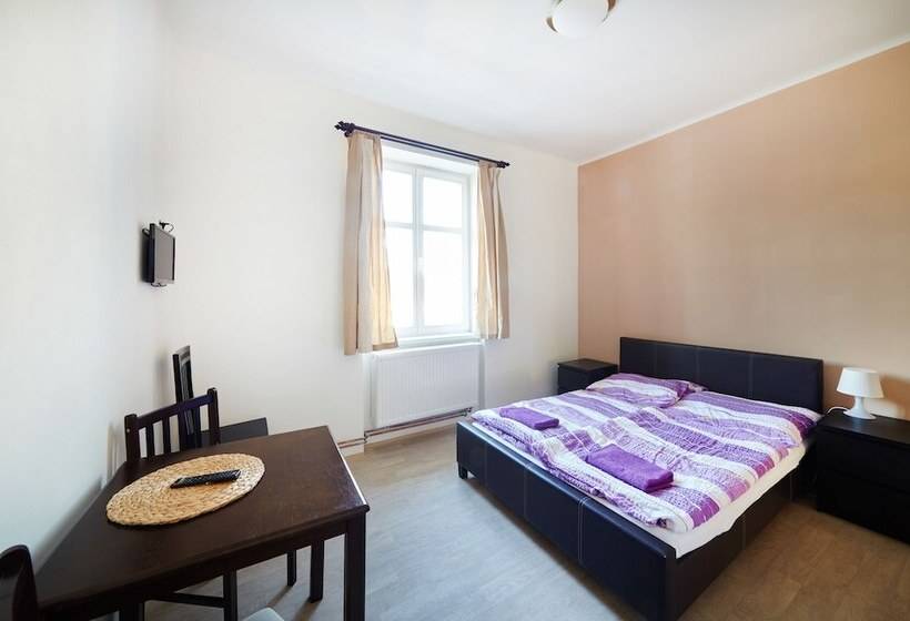 إستوديو قياسى, Hostel Foster