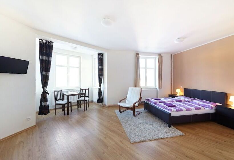 스탠다드 스튜디오, Hostel Foster