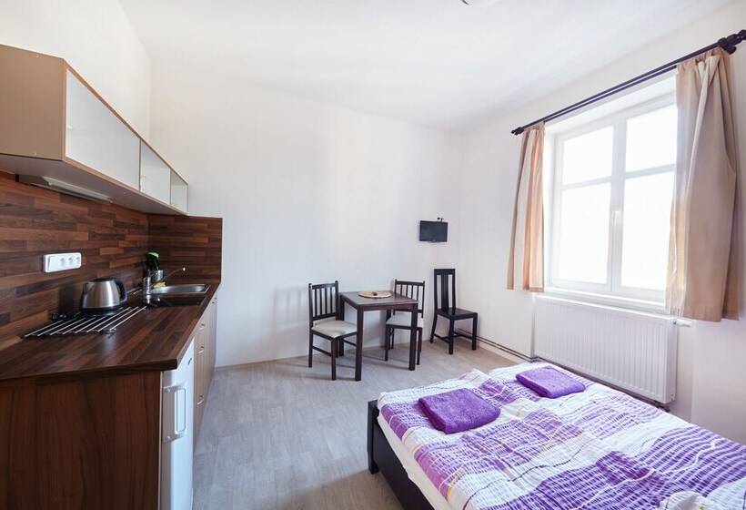 إستوديو قياسى, Hostel Foster