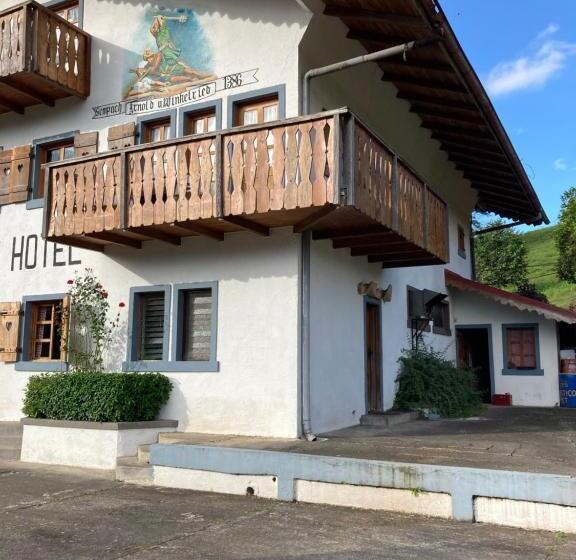 Номер Стандарт, Los Héroes