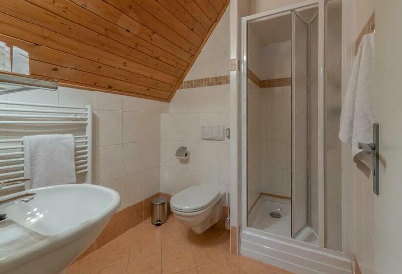 غرفة قياسية ثلاثية مزودة بشرفة, Wellness Hotel šedý Vlk