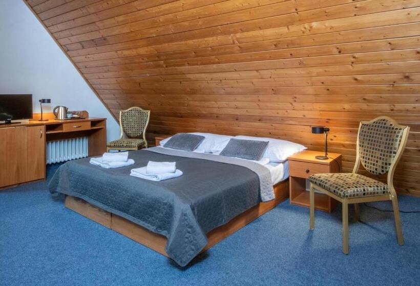 غرفة قياسية ثلاثية مزودة بشرفة, Wellness Hotel šedý Vlk