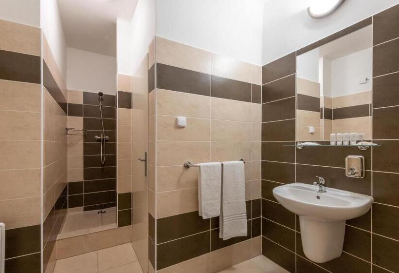 غرفة قياسية رباعية مزودة بشُرفة, Wellness Hotel šedý Vlk