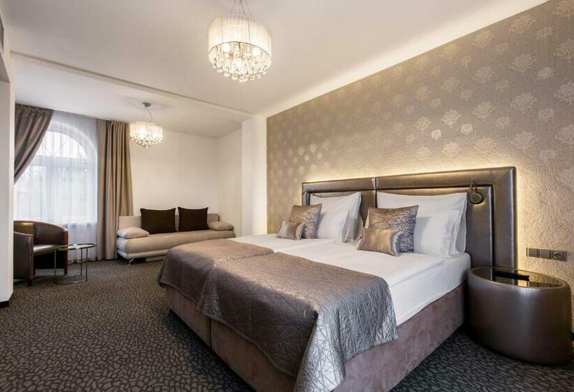 חדר משפחתי, Sen