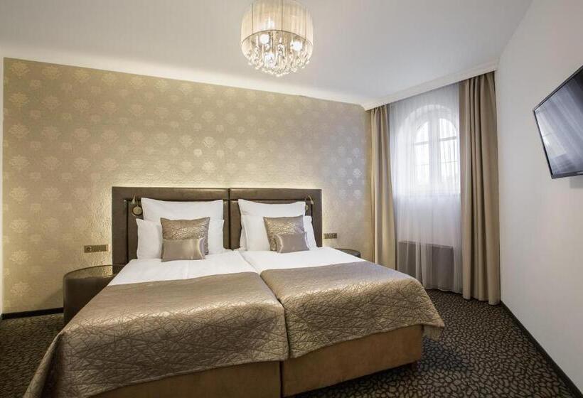 חדר משפחתי, Sen