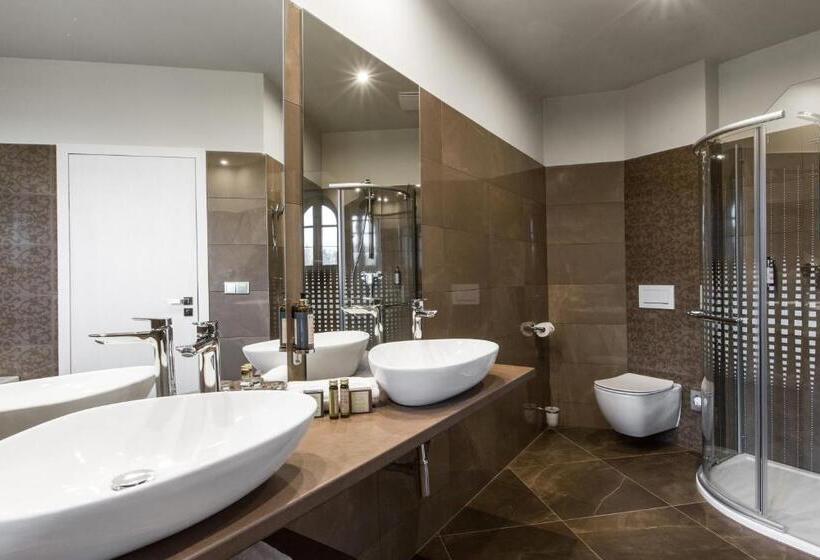 סוויטת ג'וניור, Sen