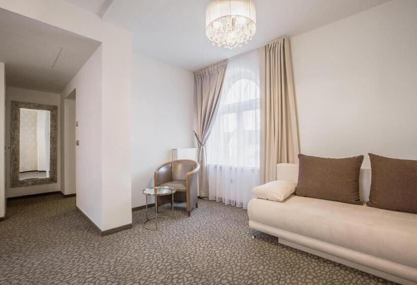 סוויטת ג'וניור, Sen