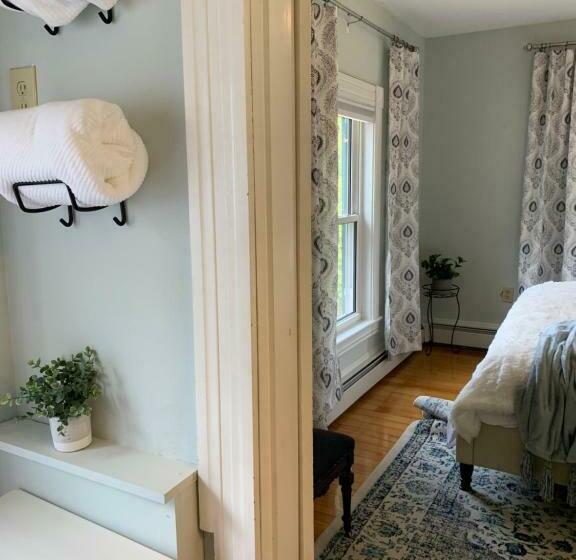 스위트 킹사이즈 침대, Inn On Golden Pond