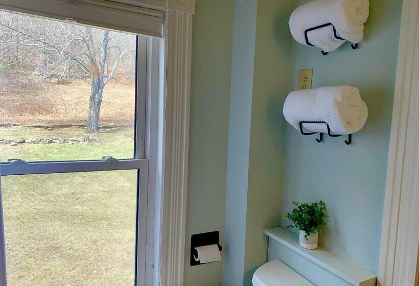 스위트 킹사이즈 침대, Inn On Golden Pond