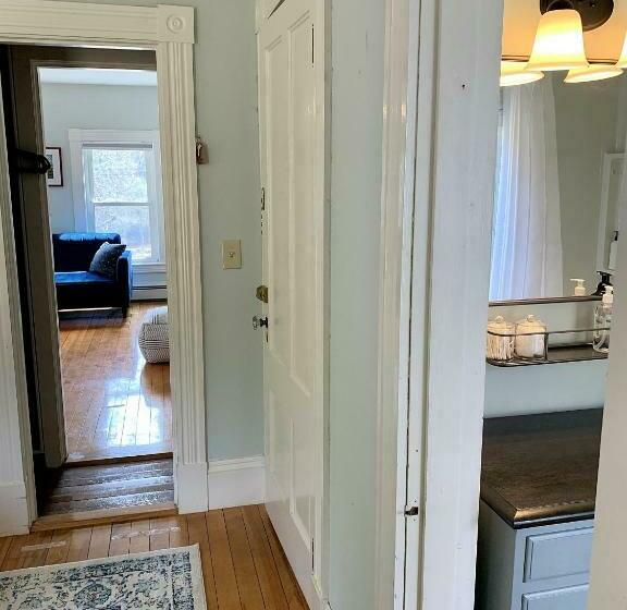 스위트 킹사이즈 침대, Inn On Golden Pond