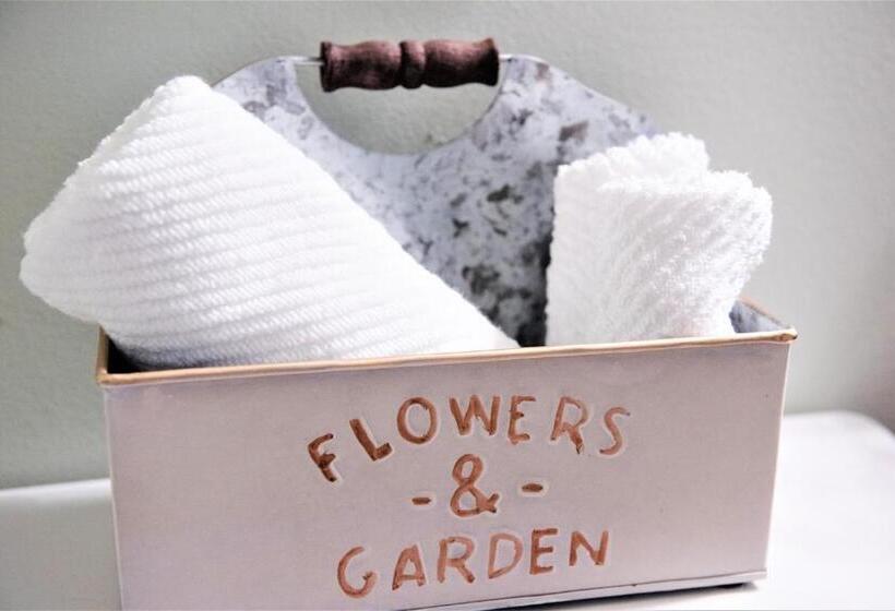 스위트 킹사이즈 침대, Inn On Golden Pond