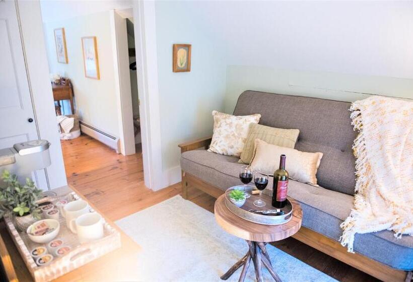 스위트 킹사이즈 침대, Inn On Golden Pond