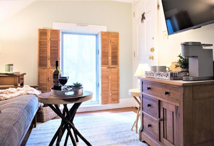 스위트 킹사이즈 침대, Inn On Golden Pond