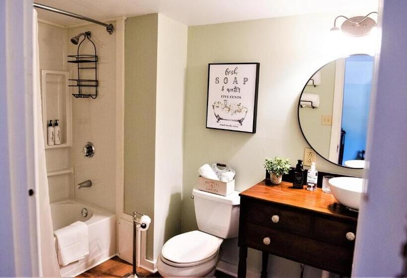 스위트 킹사이즈 침대, Inn On Golden Pond