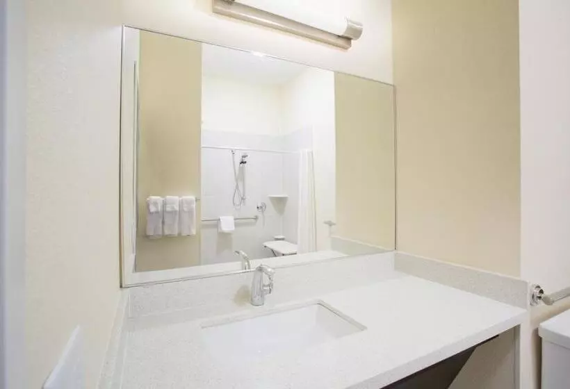 身障者適用キングサイズベッドルーム, Candlewood Suites Longmont   Boulder Area, An Ihg