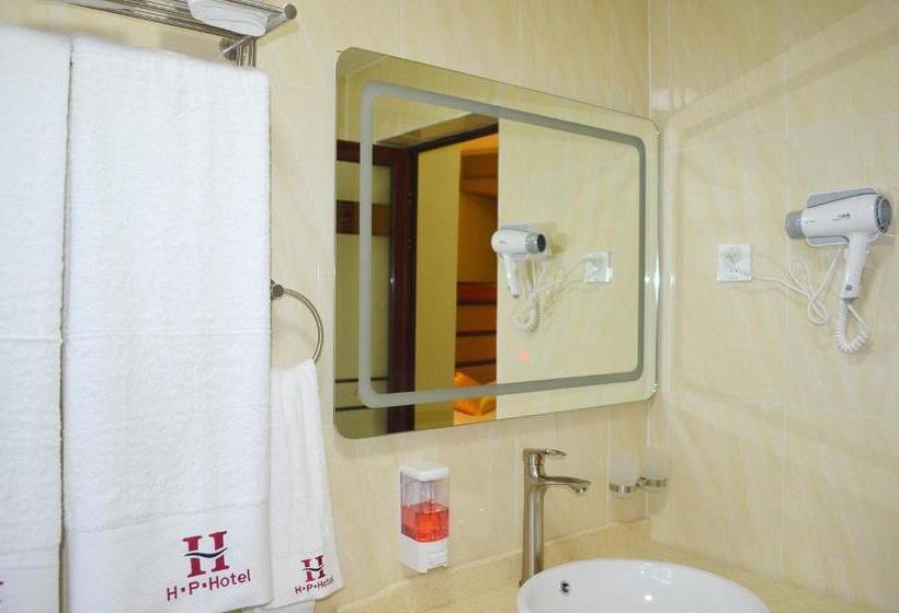 اتاق خانوادگی, Hillside Plaza