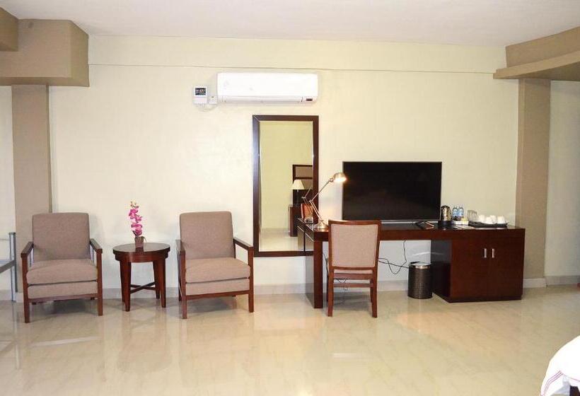 اتاق خانوادگی, Hillside Plaza