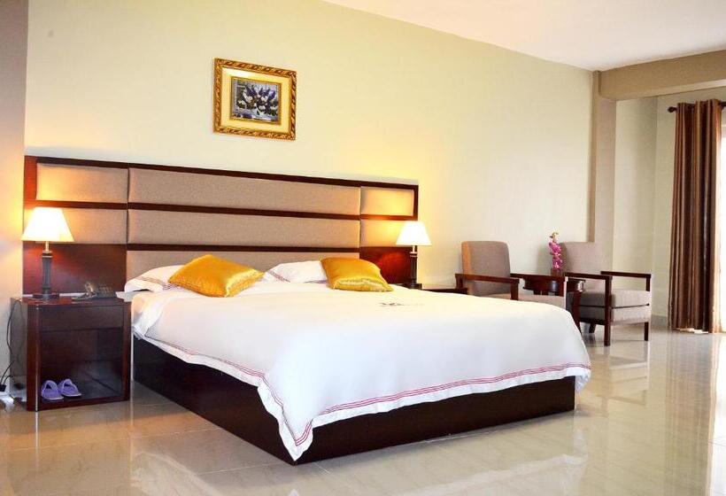 اتاق خانوادگی, Hillside Plaza