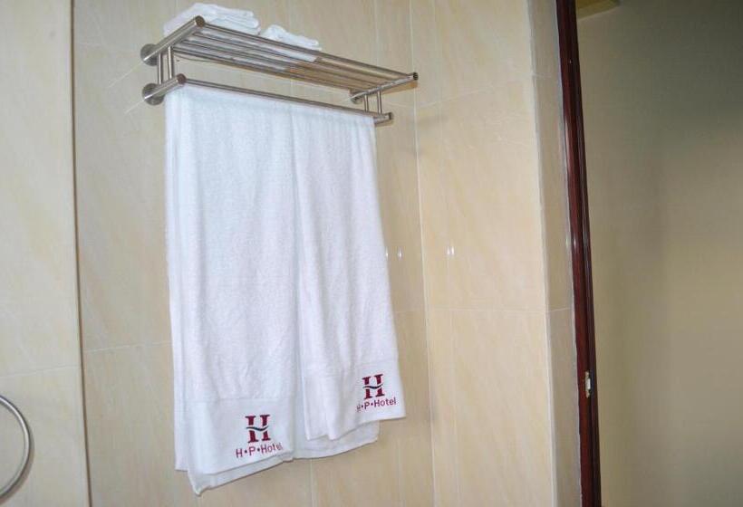 اتاق خانوادگی, Hillside Plaza